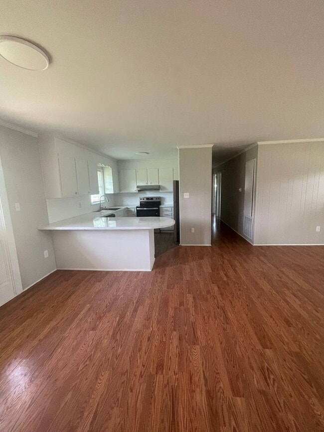 Building Photo - Welcome to this charming 3-bedroom, 2-bath...