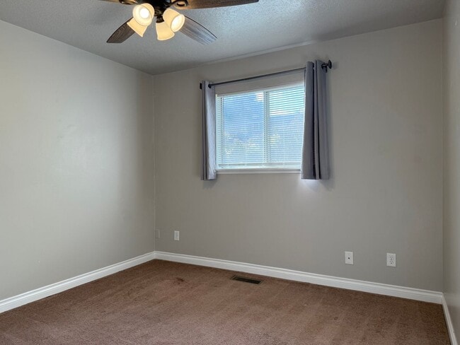 Building Photo - 806-808 W 6th Ave