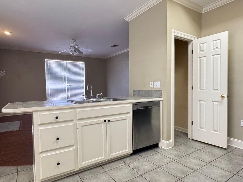 Building Photo - 5578 Arialo Dr