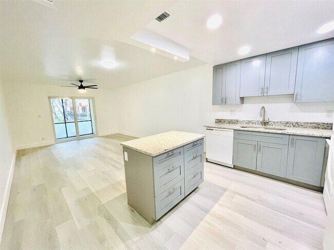 Building Photo - 257 S Cypress Rd