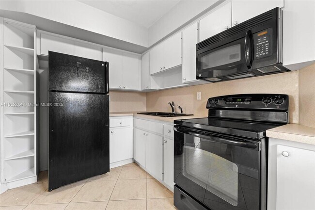 Building Photo - 1667 NE Miami Gardens Dr