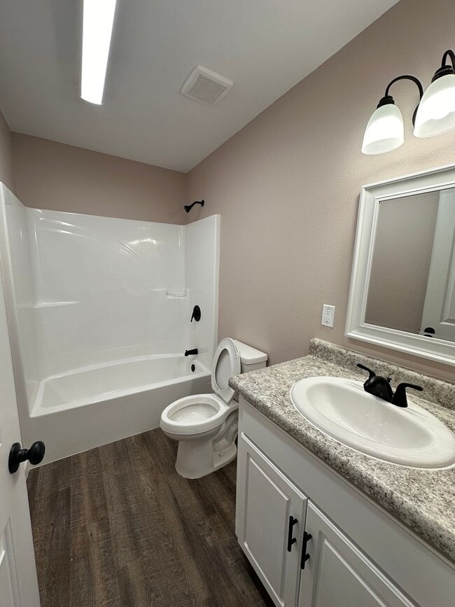 Building Photo - 3 Bed 2 Bath Brick Home with Fenced in Backyard