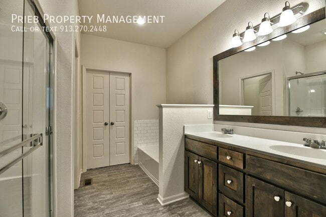 Building Photo - 443 W Apache St