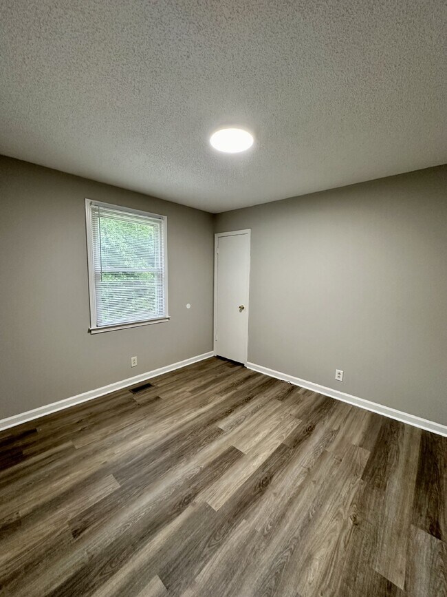 Building Photo - 913 Poppy Dr