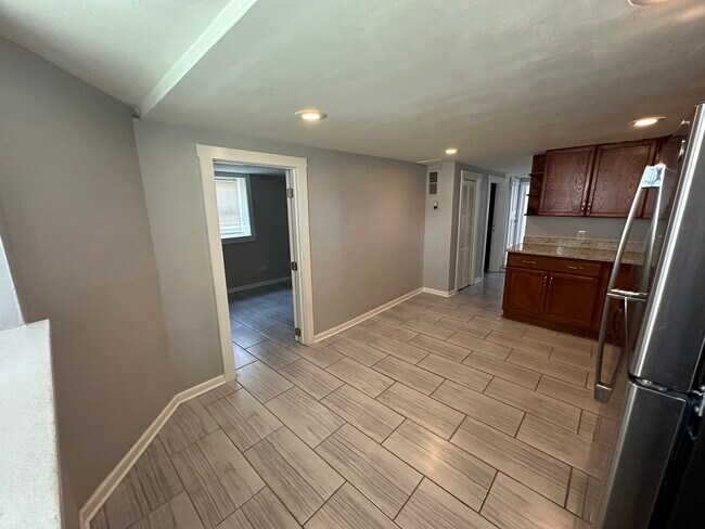 Building Photo - 2815 N Albany Ave