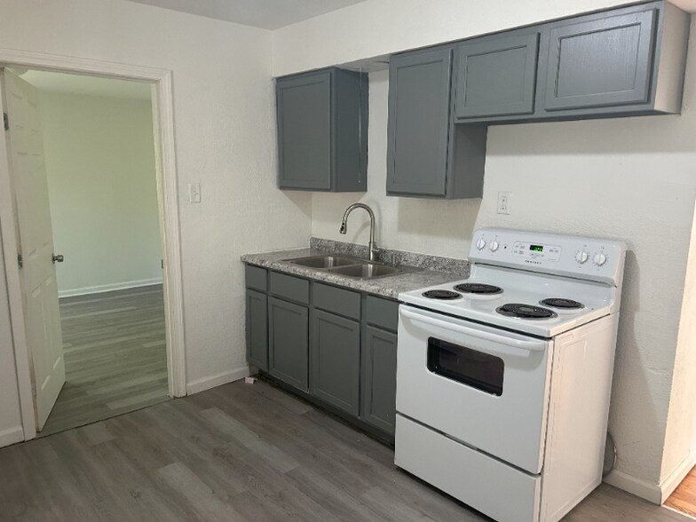Building Photo - 8045 Busiek Ave