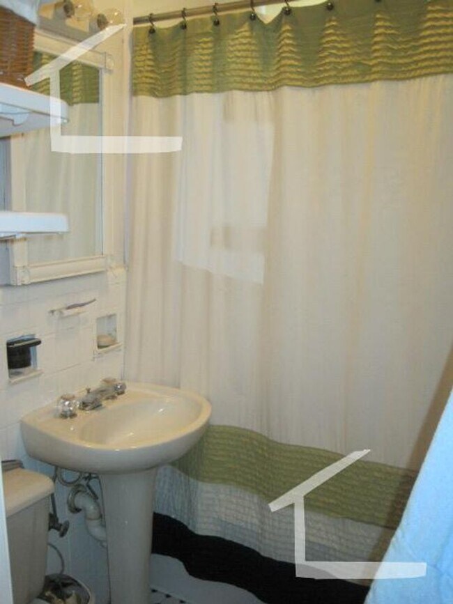 Building Photo - Nice studio in prime locationa