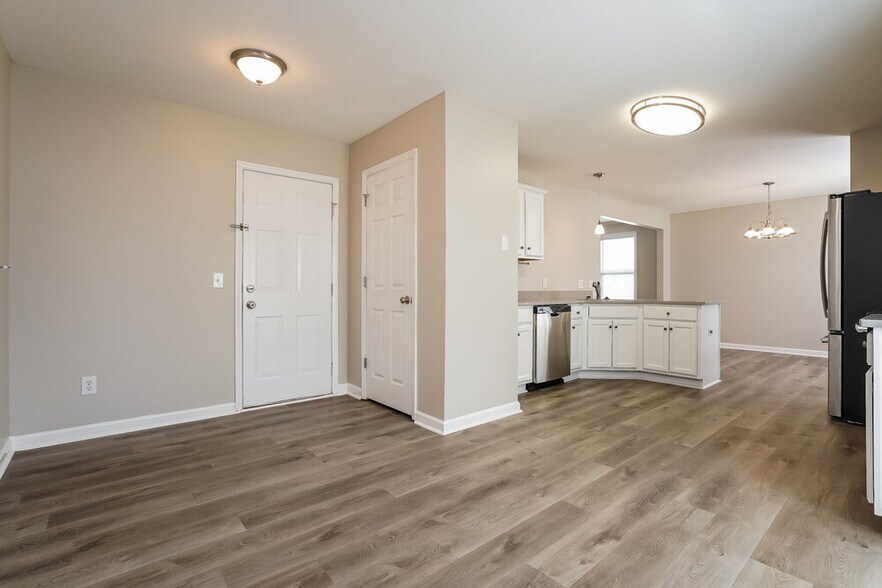 Building Photo - 2165 Southfort Dr