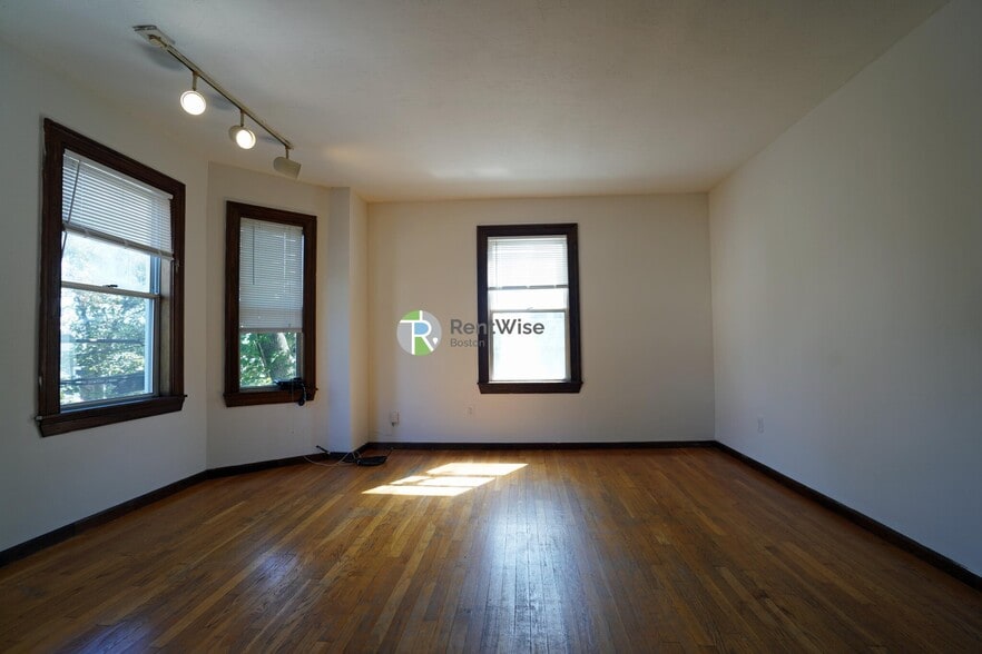 Building Photo - 87 Sheridan St