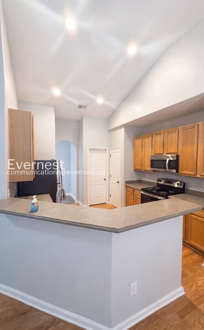 Building Photo - Limited Time Special Offer / 4 Bed, 2 Bath Home with Garage / Pet-Friendly / Available Now!