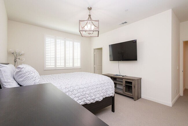 Building Photo - Bright and Airy Split-Level Townhouse in W...