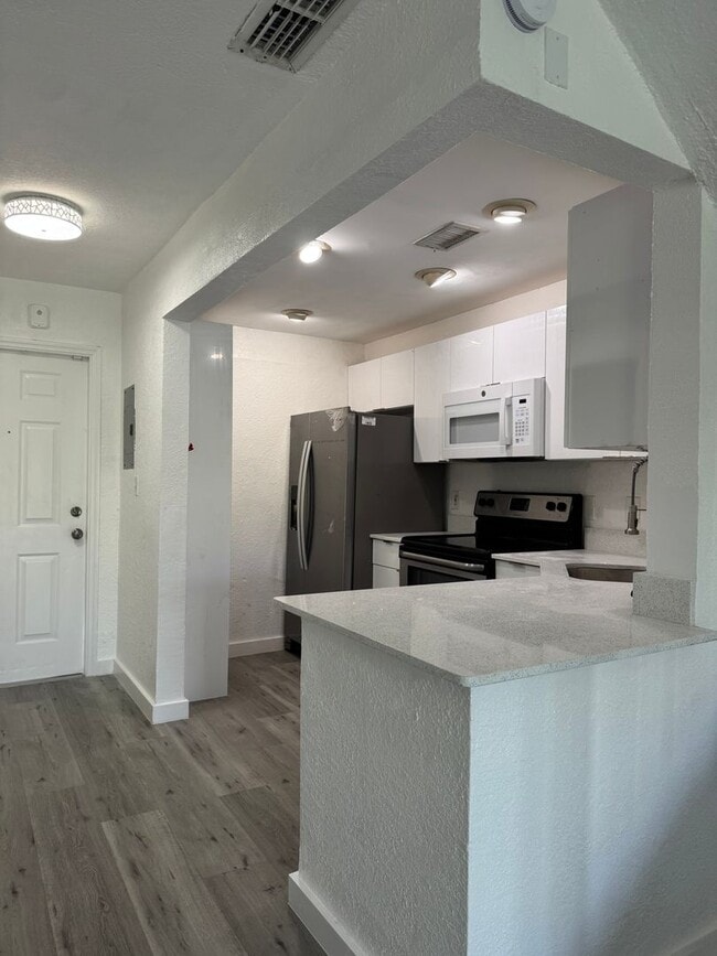 Building Photo - AVAILABLE NOW For Rent 2BD/2.5BA FULLY REN...