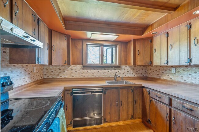 Building Photo - 6555 Woodchuck Hill Rd