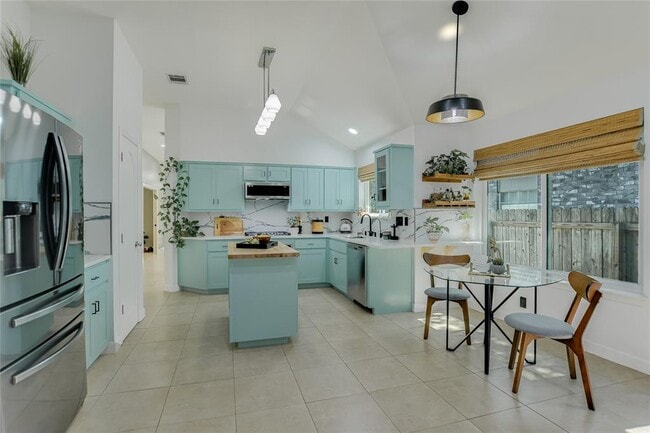 Building Photo - 10916 Sierra Oaks