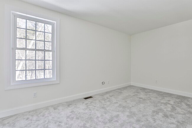 Building Photo - 22 Reeds Ferry Way