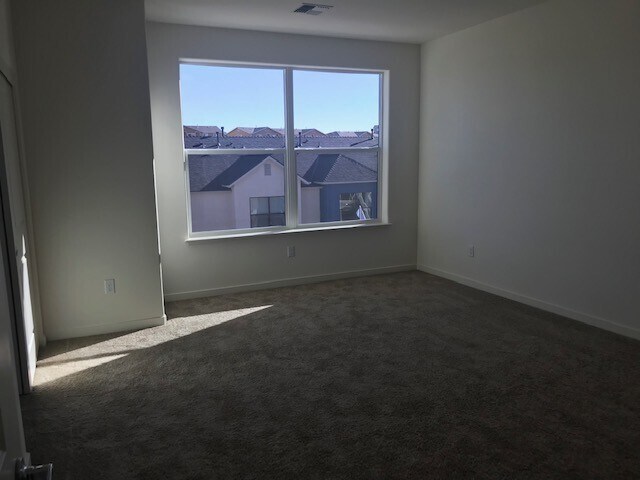 Building Photo - Three Bedroom Townhouse near UNR