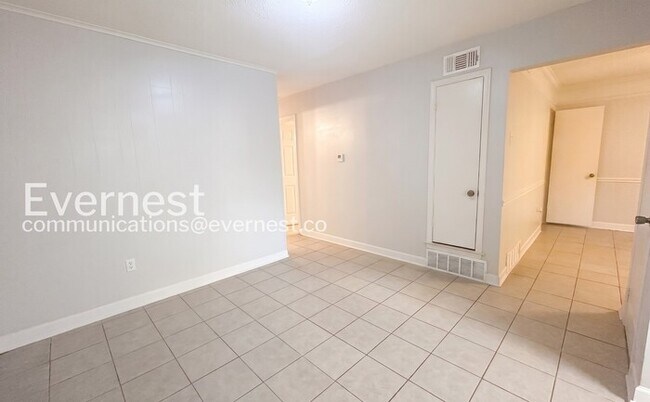Building Photo - Cozy Home with Fenced Yard and Parking. / 3 Bed & 1 Bath / Availability Now!