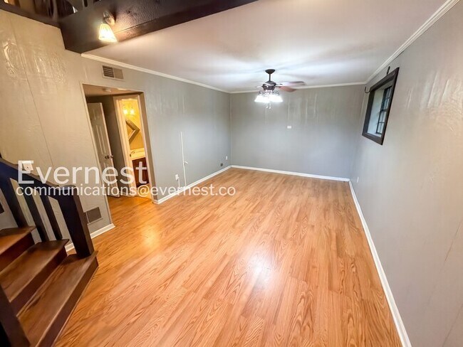 Building Photo - 3 Bed, 2 Bath Home with Garage / Pet-Friendly / Vouchers Accepted / Available Now!