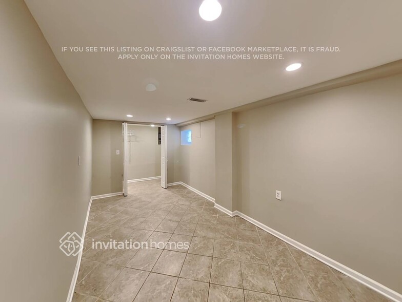 Building Photo - 6844 W Dickens Ave