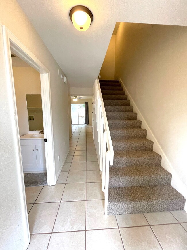 Building Photo - Convenient 2BD/1.5BA End-Unit Townhome Nea...