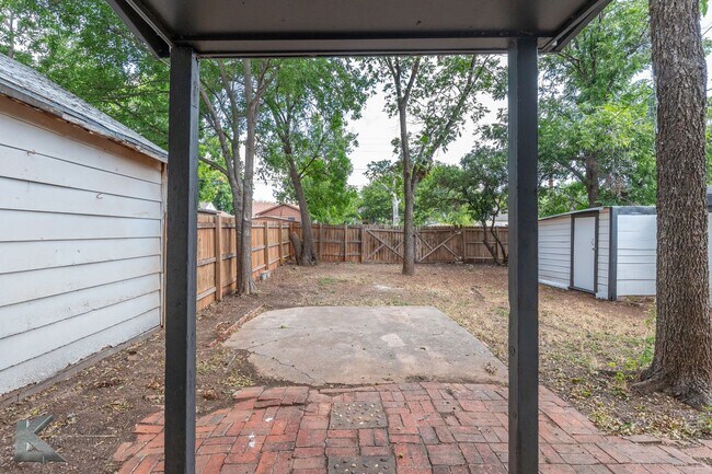 Building Photo - XL HOME!  3 bed, 1 bath, LOTS OF ROOM!