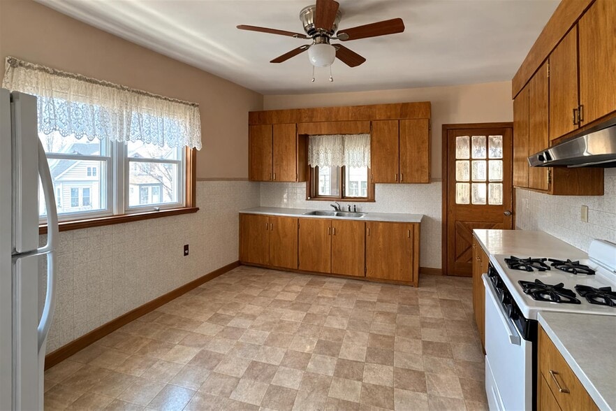 Building Photo - 1040 Broadway