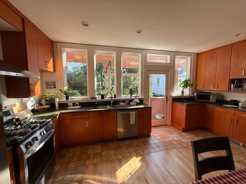 Building Photo - 96 Munroe St