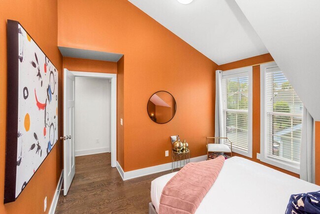 Building Photo - 4 BEDROOM, 5 BATH, 2-CAR GARAGE-