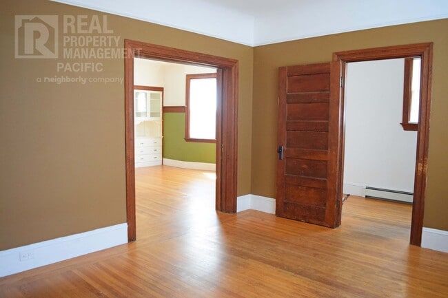 Building Photo - Spacious 3 Bedroom in Prime Location