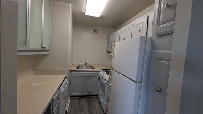 Building Photo - Cozy 1 Bed 1 Bath Condo In Vibrant Pavilion On The Park