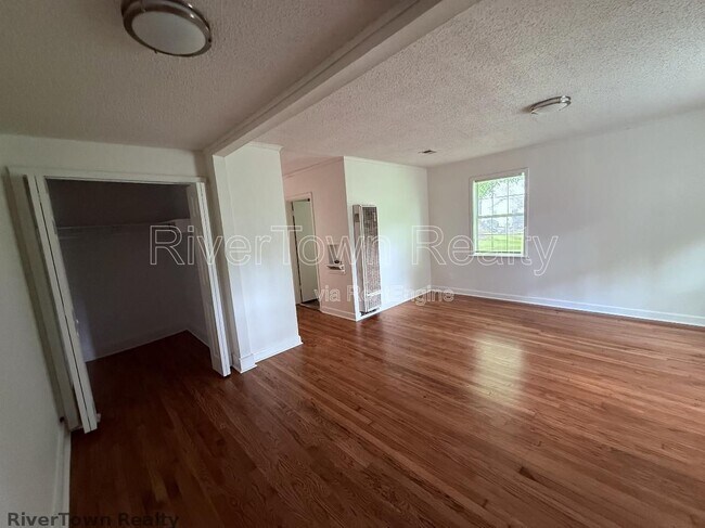 Building Photo - 2677 Larose Ave