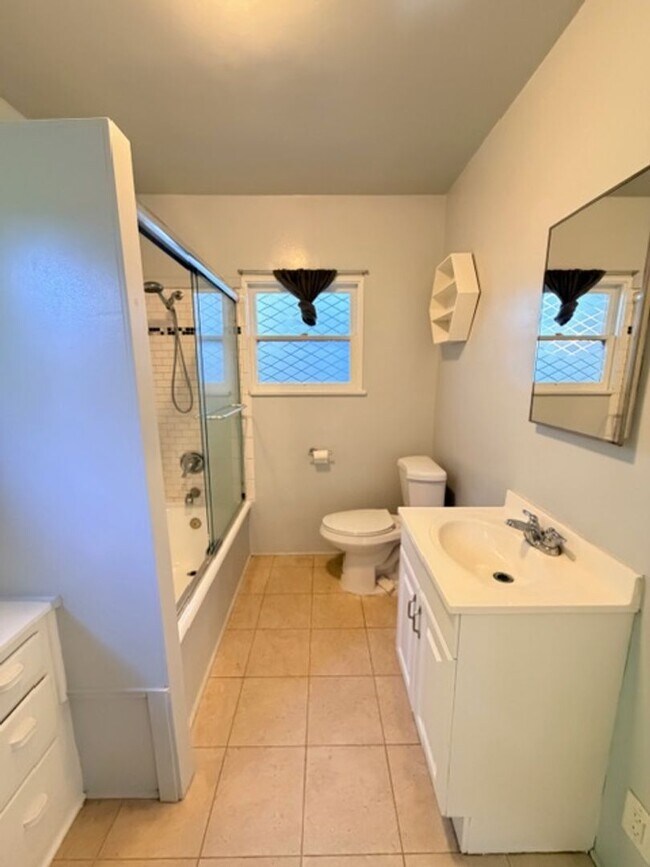 Building Photo - 251ivy