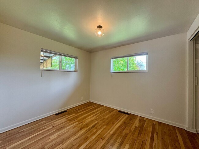 Building Photo - 3 Bedroom Home Walking distance to Sloan L...