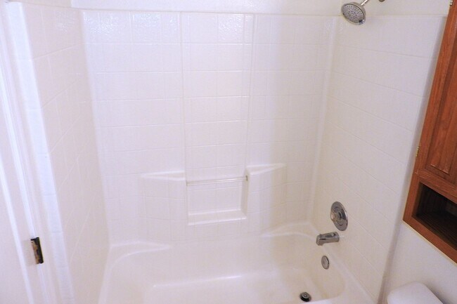 Building Photo - 3+2 Stylish, Move-In Ready Home with New Flooring and Fresh Interior