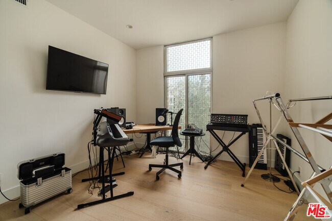 Building Photo - 1333 S Beverly Glen Blvd