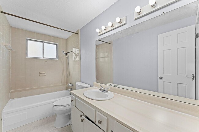Building Photo - 11914 Meadowtrail Ln