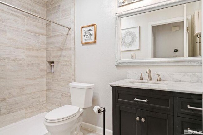 Building Photo - Beautiful Home Located in Gated Golf Course Community!!