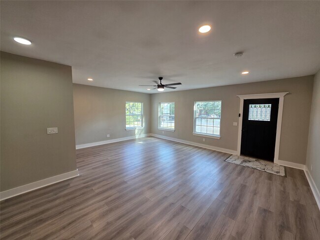 Building Photo - 10731 Hillside Dr