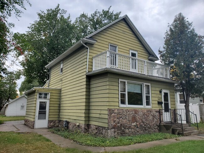 Building Photo - 1617 University Ave