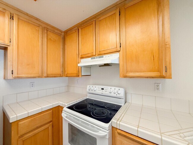 Building Photo - Richmond Marina Bay 3 Bed 3 Bath Townhome in Gated Bay Front Community