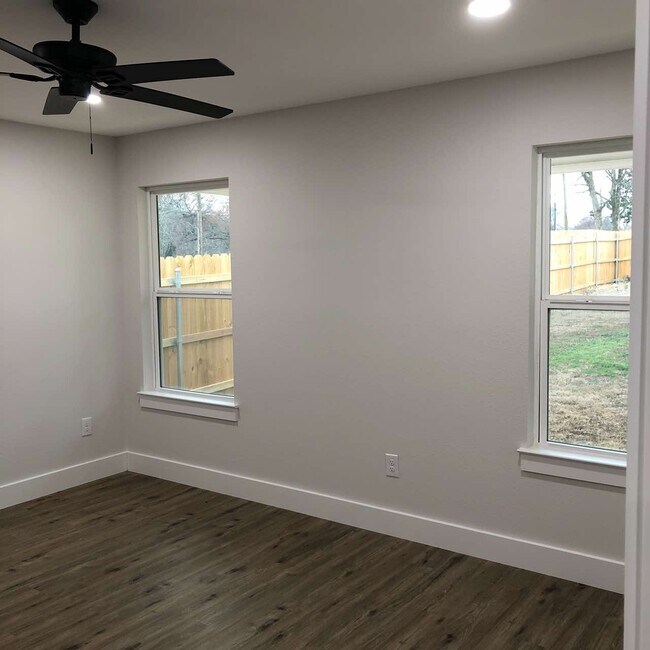 Building Photo - 700 W Parnell St