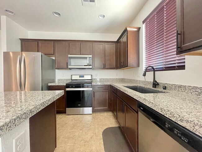 Building Photo - Amazing 3 bedroom in master planned commun...