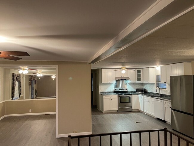 Building Photo - Waterfront 3 bedroom 2 bath