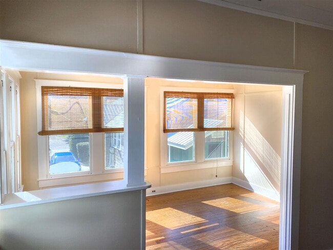 Building Photo - Available 06/15/2026! 2 BR/1 BA Downtown Apartment! Walk Everywhere!