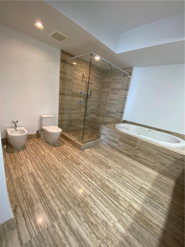 Building Photo - 16001 Collins Ave