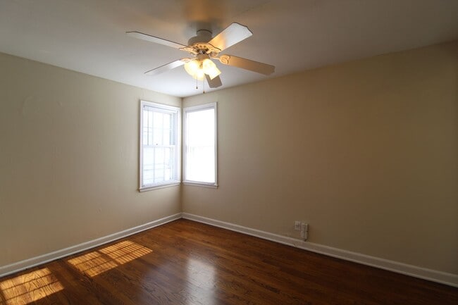 Building Photo - One Bedroom Duplex in North Kansas City