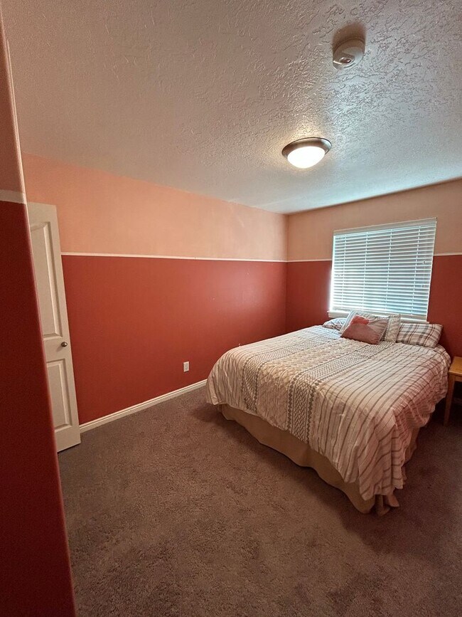 Building Photo - 3 Bedroom 2 Bathroom Townhouse in Midway U...