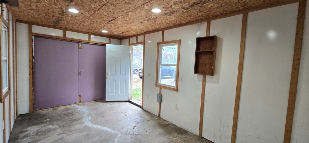 Building Photo - 8149 Antioch Rd