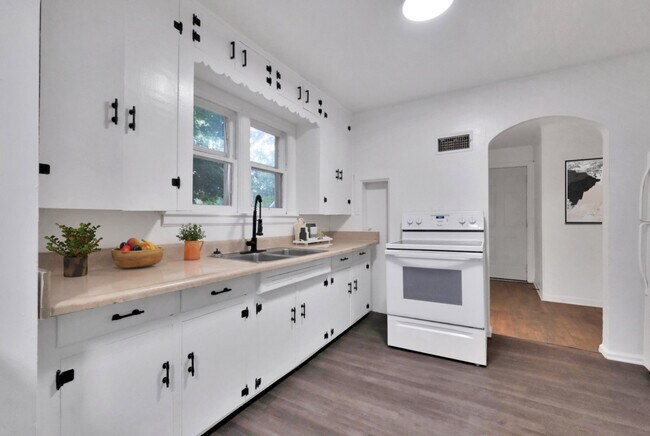 Building Photo - 401 Hylewood Ave