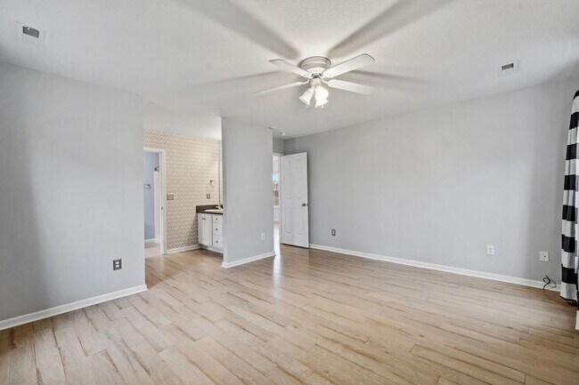 Building Photo - Amazing Home on Large Lot/3-BD 2-BTH in Ly...